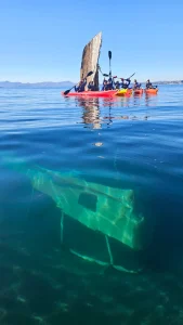 La embarcación Don Luis, hundida sobre la Isla Huemul, que se recorre en esa excursión, era una lancha torpedera de turismo de 25 m de longitud.